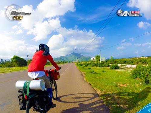 Hình ảnh Chàng trai đưa thư xuyên Việt bằng… xe đạp số 1
